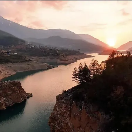 Διαμέρισμα Peaceful Riverside Retreat 10-min Walk To Beach, Steps From National Park In